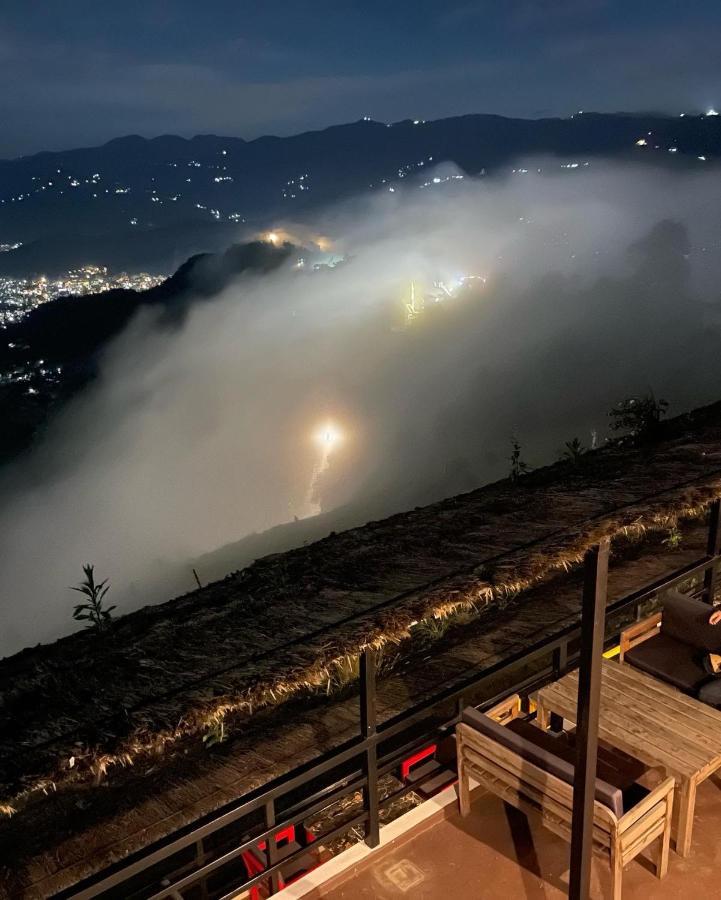 Hotel Pokharaeye Bagian luar foto