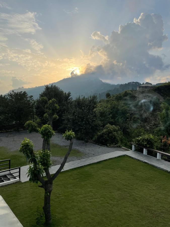 Hotel Pokharaeye Bagian luar foto