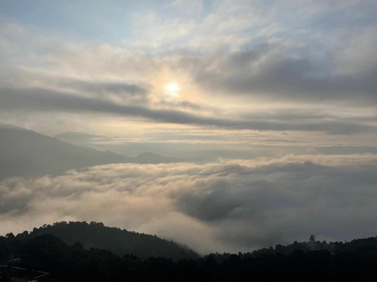 Hotel Pokharaeye Bagian luar foto