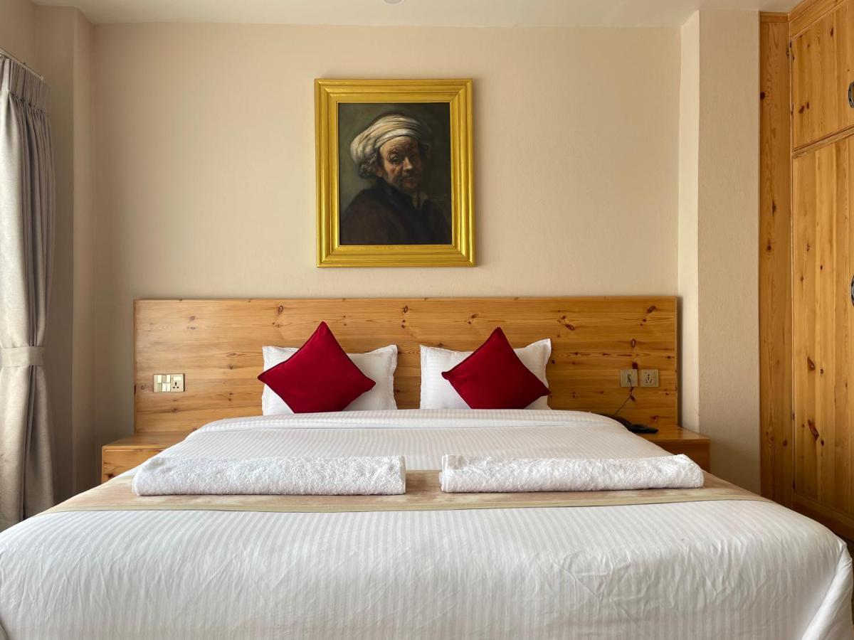 Hotel Pokharaeye Bagian luar foto