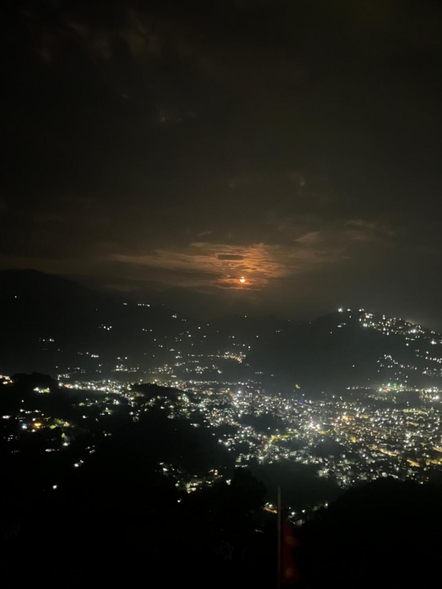 Hotel Pokharaeye Bagian luar foto